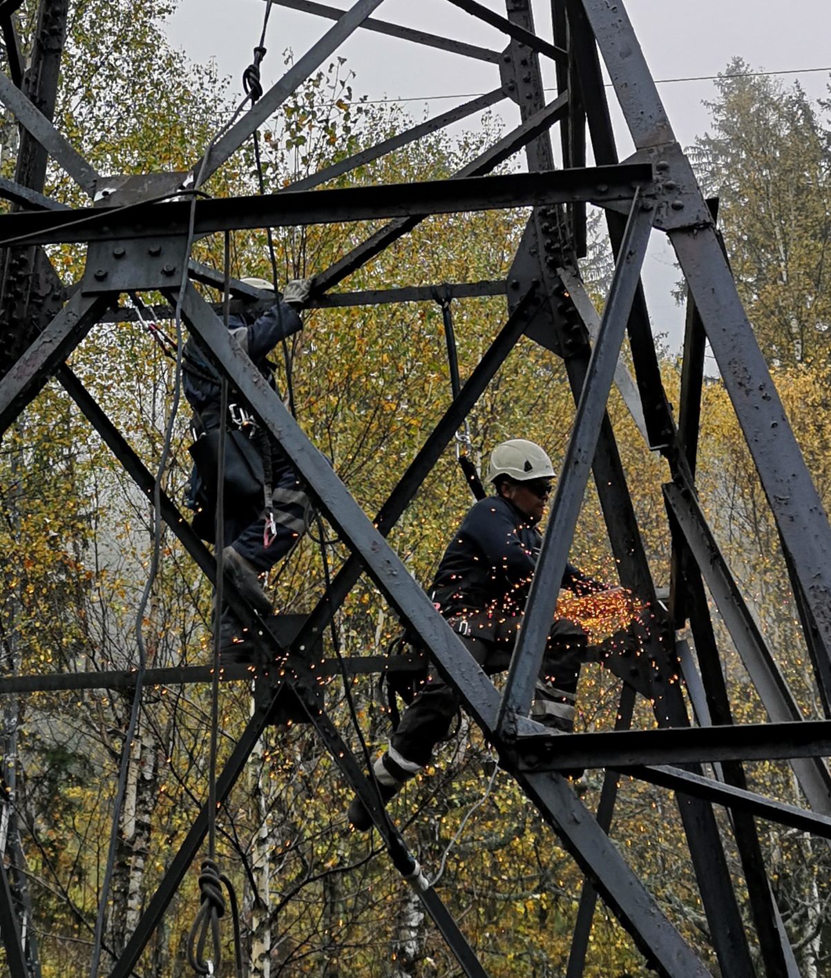 LIGNE HAUTE TENSION ENTRE CHAMONIX ET LES HOUCHES: DEPOSE DES DERNIERS PYLONES EN COURS