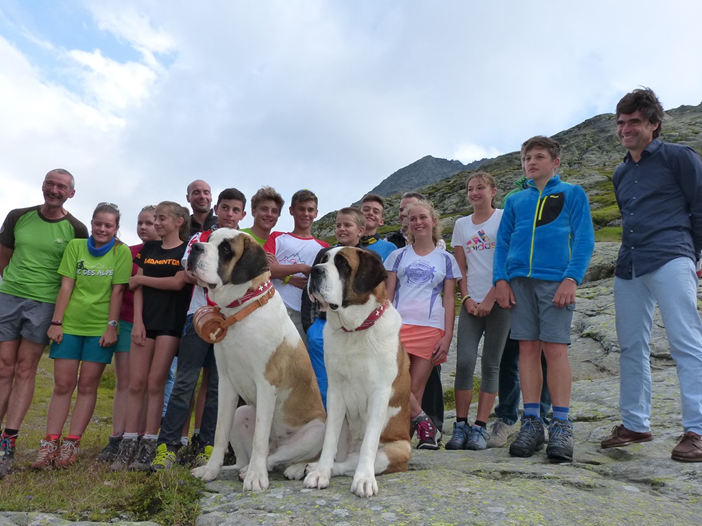 LES JEUNES PARTICIPANTS DES SEJOURS TRANSFRONTALIERS RECUS A L'HOSPICE DU GRAND SAINT BERNARD PAR LES TROIS VICE-PRESIDENTS DE L'ESPACE MONT BLANC